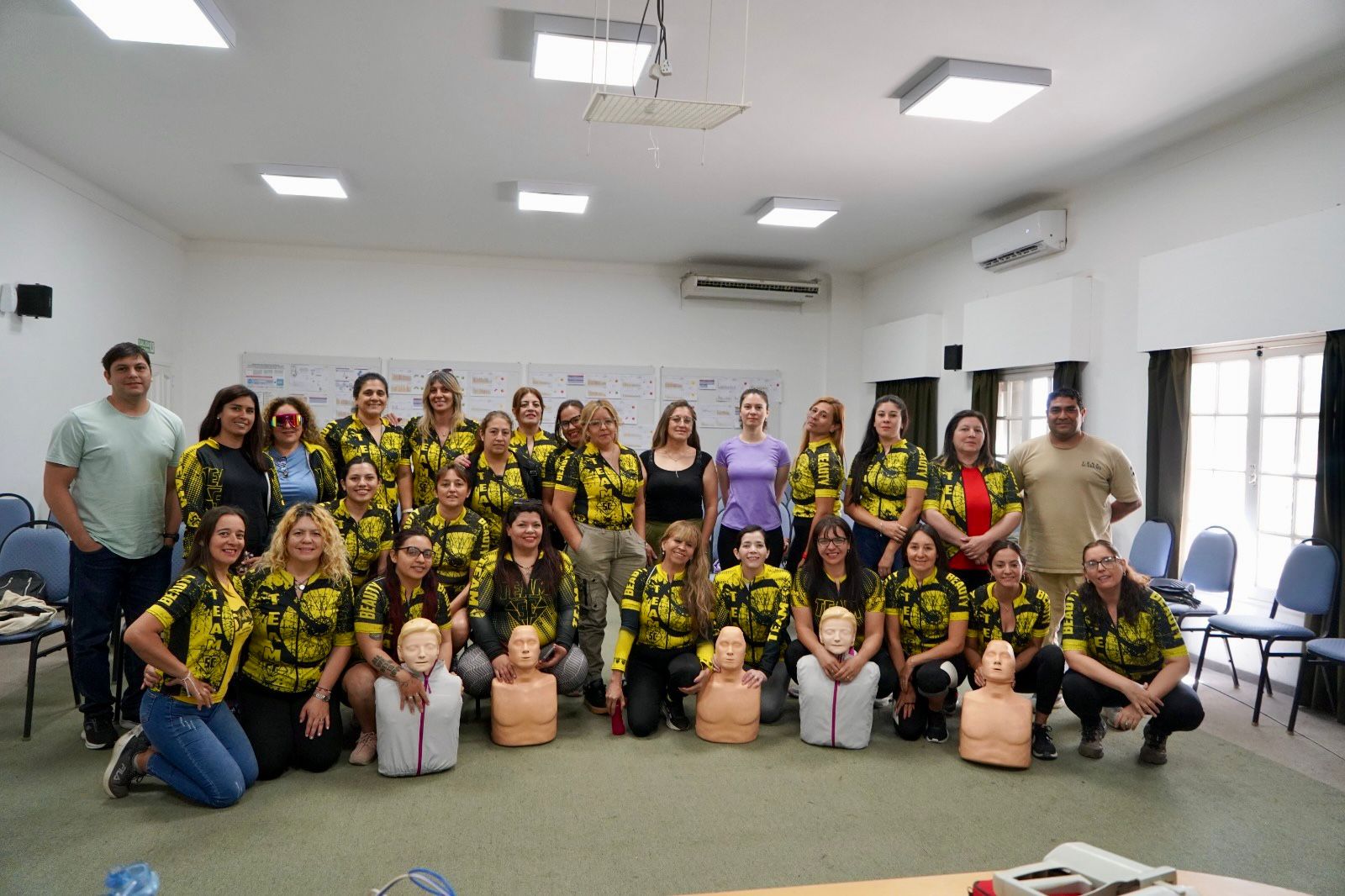 Capacitación en RCP y uso de DEA para el grupo de mujeres ciclistas